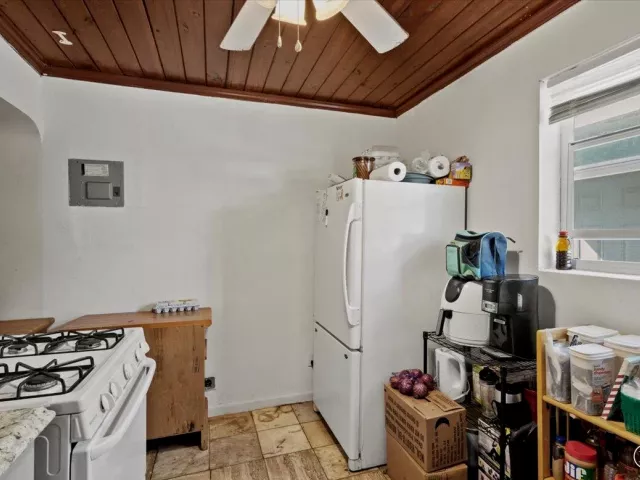 Продажа дома по адресу 1504 N Sapodilla Avenue - фото 9476152