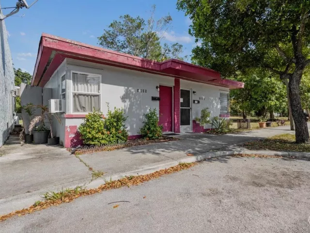 Продажа дома по адресу 1504 N Sapodilla Avenue - фото 9476137