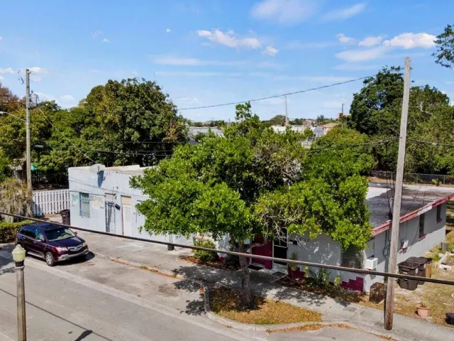 Продажа дома по адресу 1504 N Sapodilla Avenue - фото 9476139