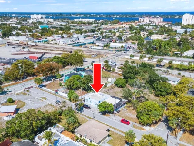 Продажа дома по адресу 1504 N Sapodilla Avenue - фото 9476141