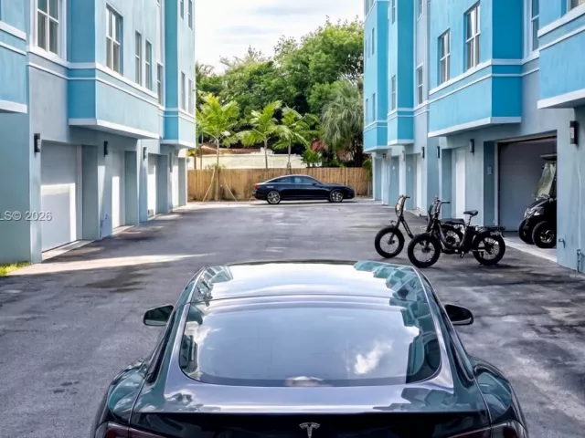 Дом в аренду по адресу 824 SE 12th Ct 13 - фото 7581418