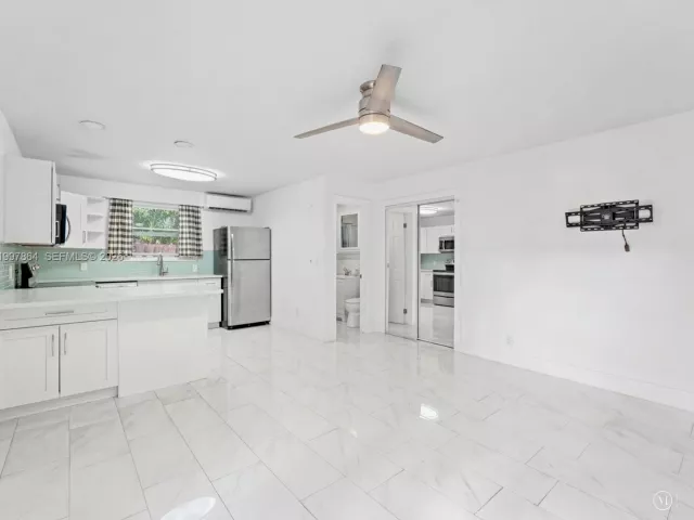 Продажа дома по адресу 1432 NE 5th Ave - фото 7584903