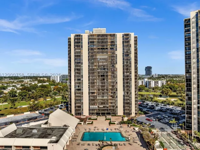 Продажа дома по адресу 20329 W Country Club Dr TH10 - фото 8901294