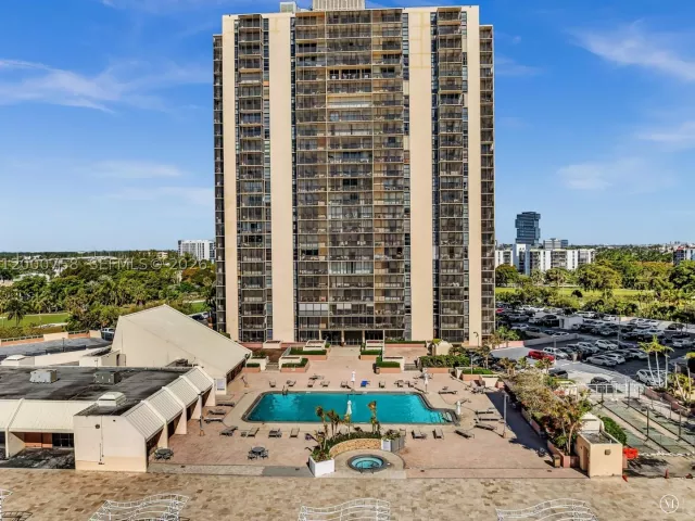 Продажа дома по адресу 20329 W Country Club Dr TH10 - фото 8901295