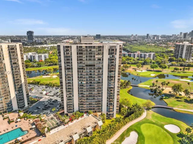 Продажа дома по адресу 20329 W Country Club Dr TH10 - фото 8901296