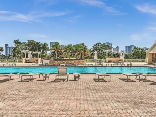 Продажа дома по адресу 20329 W Country Club Dr TH10 - фото 8901297