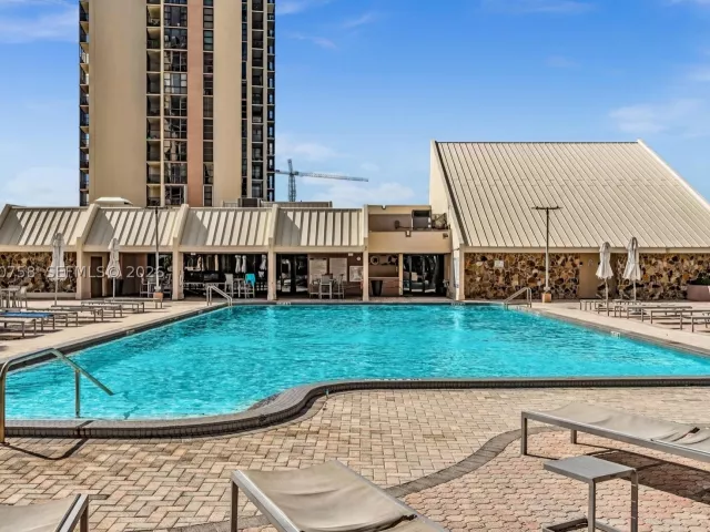 Продажа дома по адресу 20329 W Country Club Dr TH10 - фото 8901298