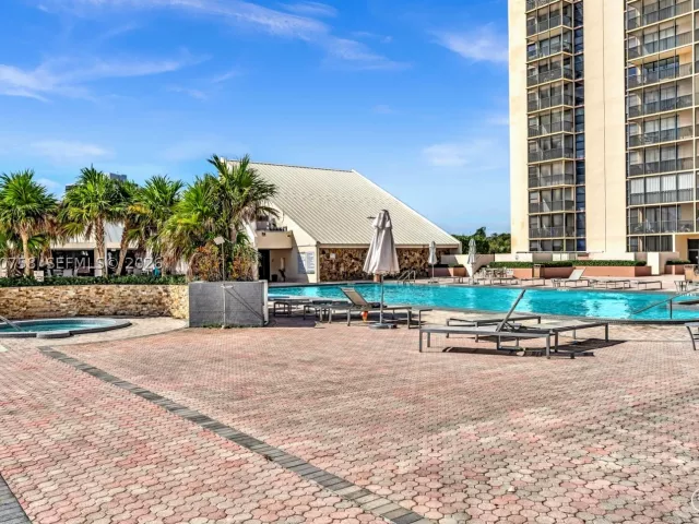 Продажа дома по адресу 20329 W Country Club Dr TH10 - фото 8901299