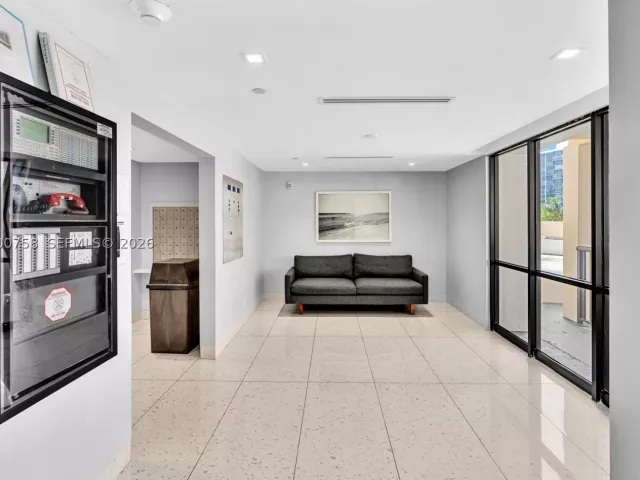 Продажа дома по адресу 20329 W Country Club Dr TH10 - фото 8901304