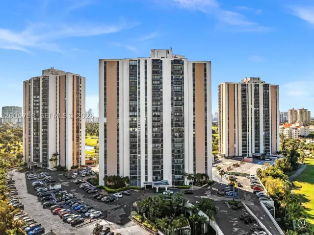 Продажа дома по адресу 20329 W Country Club Dr TH10 - фото 8901291