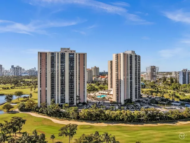 Продажа дома по адресу 20329 W Country Club Dr TH10 - фото 8901292