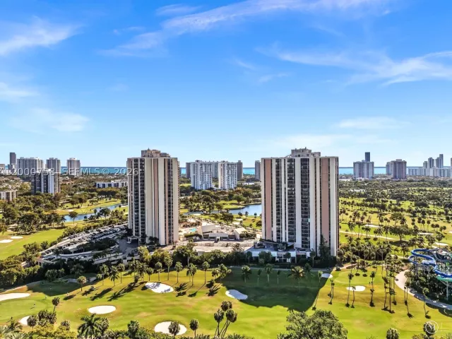 Продажа дома по адресу 20329 W Country Club Dr TH10 - фото 8901293