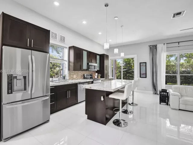 Продажа дома по адресу 1445 NW 143rd Ave - фото 7598644