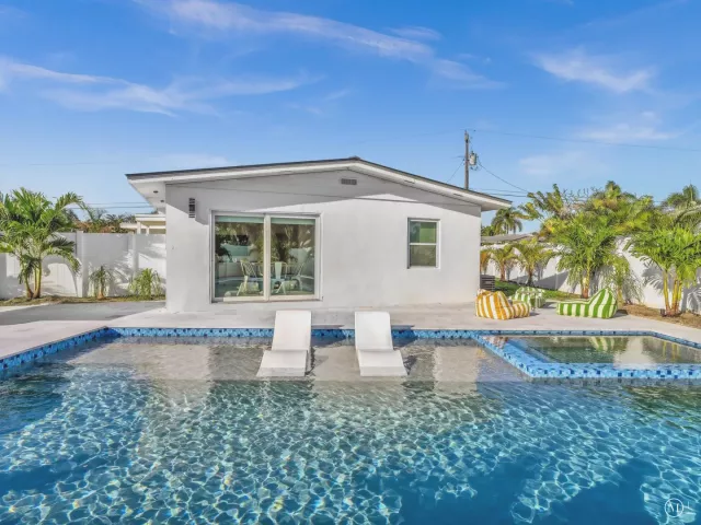 Продажа дома по адресу 209 NE 27th Drive - фото 9358754