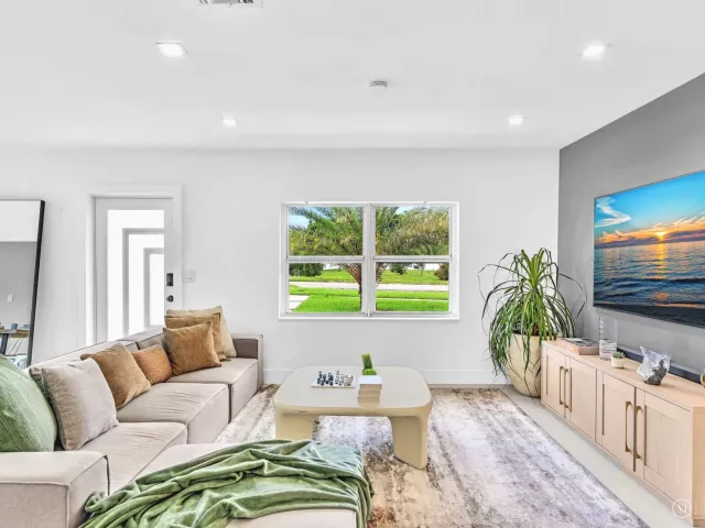 Продажа дома по адресу 209 NE 27th Drive - фото 9358757