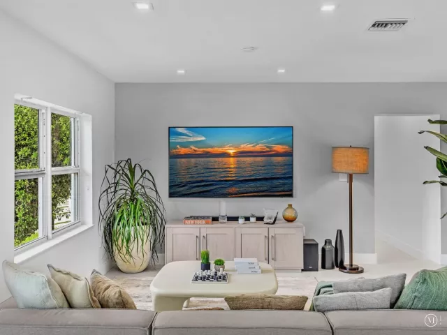 Продажа дома по адресу 209 NE 27th Drive - фото 9358759