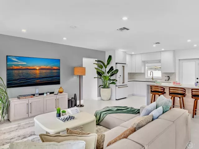 Продажа дома по адресу 209 NE 27th Drive - фото 9358761