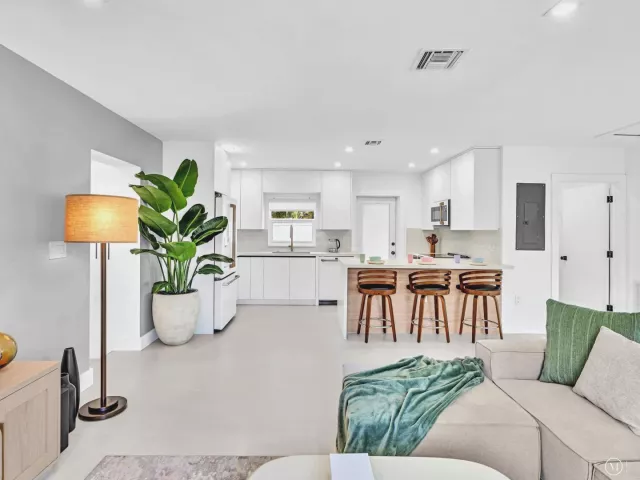 Продажа дома по адресу 209 NE 27th Drive - фото 9358763