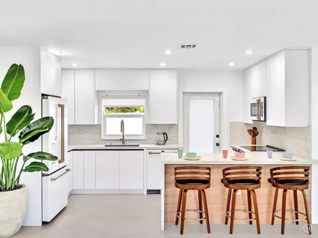 Продажа дома по адресу 209 NE 27th Drive - фото 9358765