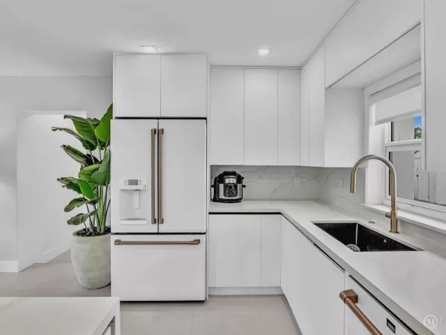 Продажа дома по адресу 209 NE 27th Drive - фото 9358767