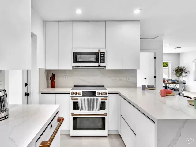 Продажа дома по адресу 209 NE 27th Drive - фото 9358769