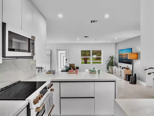 Продажа дома по адресу 209 NE 27th Drive - фото 9358771
