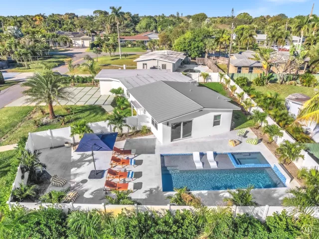 Продажа дома по адресу 209 NE 27th Drive - фото 9358738