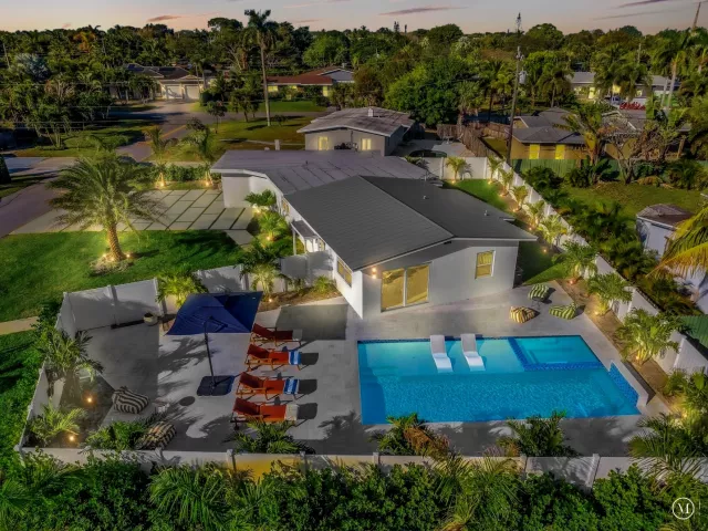Продажа дома по адресу 209 NE 27th Drive - фото 9358740