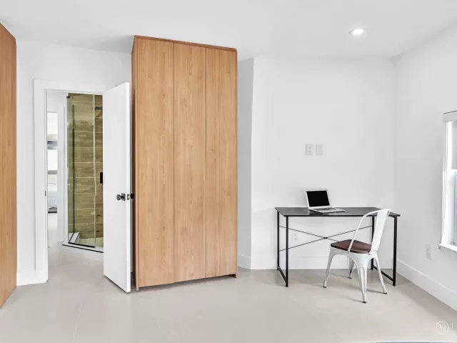 Продажа дома по адресу 209 NE 27th Drive - фото 9358795