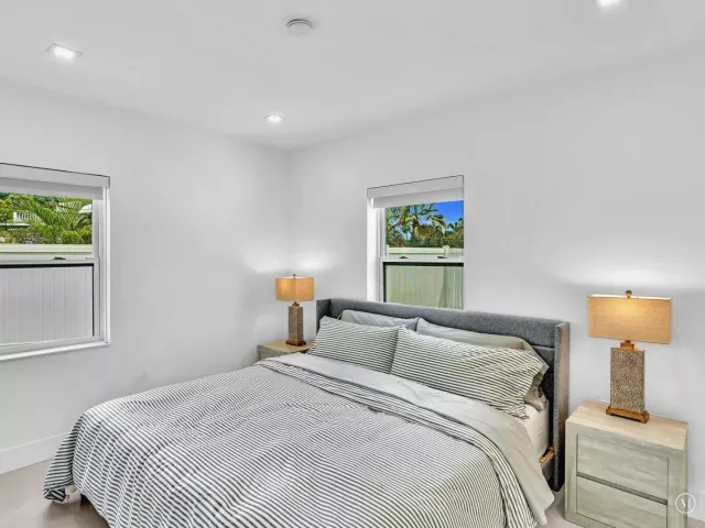 Продажа дома по адресу 209 NE 27th Drive - фото 9358797