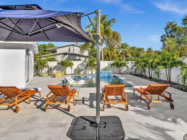Продажа дома по адресу 209 NE 27th Drive - фото 9358749