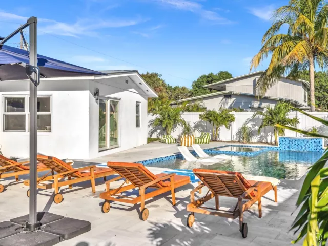 Продажа дома по адресу 209 NE 27th Drive - фото 9358751