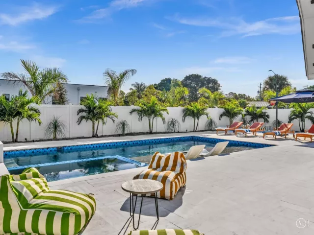 Продажа дома по адресу 209 NE 27th Drive - фото 9358752