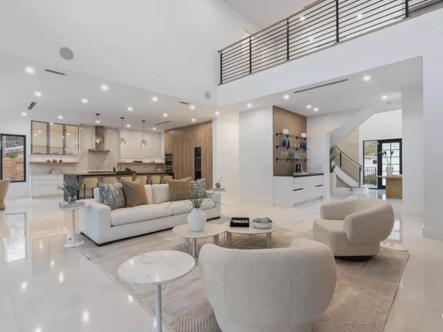 Продажа дома по адресу 451 NW 7th Avenue - фото 8916663