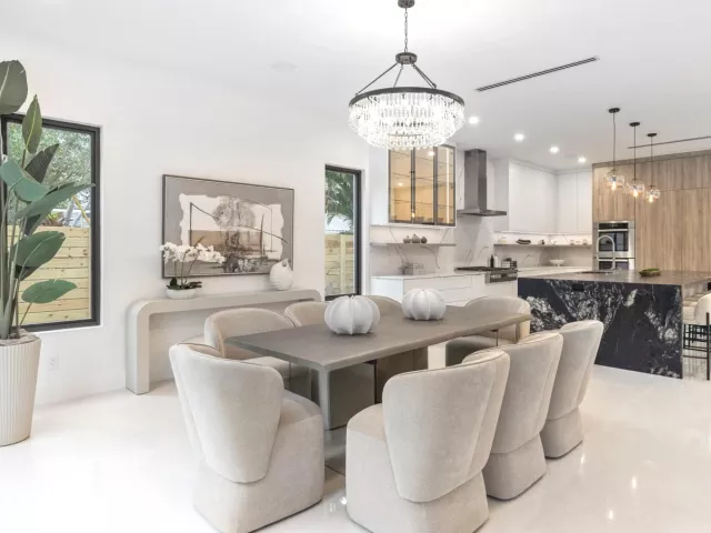 Продажа дома по адресу 451 NW 7th Avenue - фото 8916649