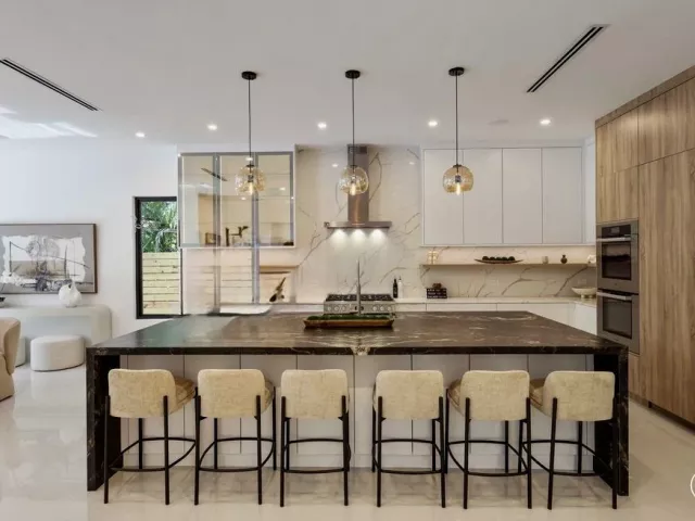 Продажа дома по адресу 451 NW 7th Avenue - фото 8916652