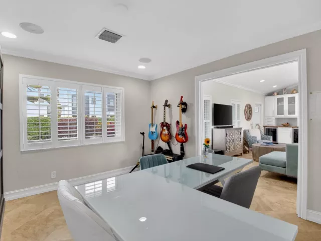 Продажа дома по адресу 5800 NE 7th Avenue - фото 9247488