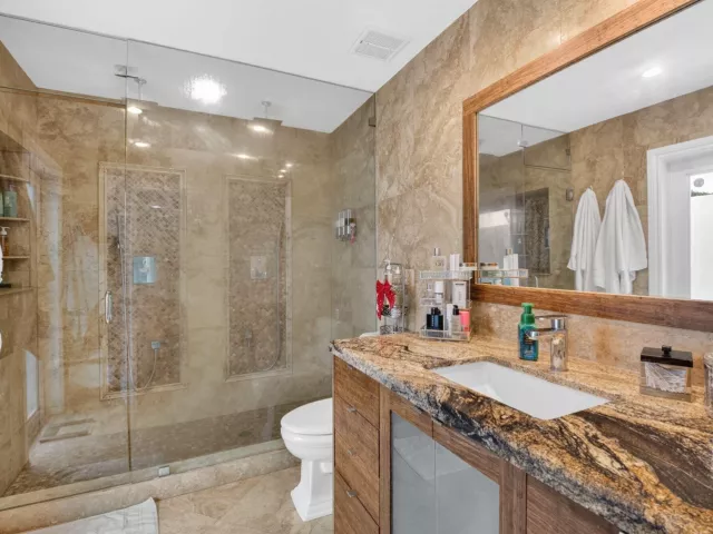 Продажа дома по адресу 5800 NE 7th Avenue - фото 9247495