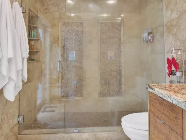 Продажа дома по адресу 5800 NE 7th Avenue - фото 9247496