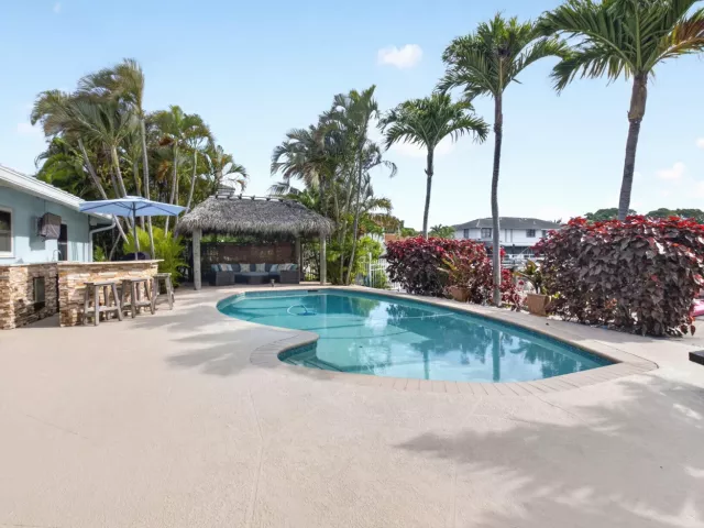 Продажа дома по адресу 5800 NE 7th Avenue - фото 9247500