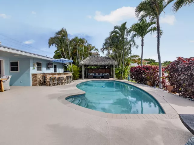 Продажа дома по адресу 5800 NE 7th Avenue - фото 9247502