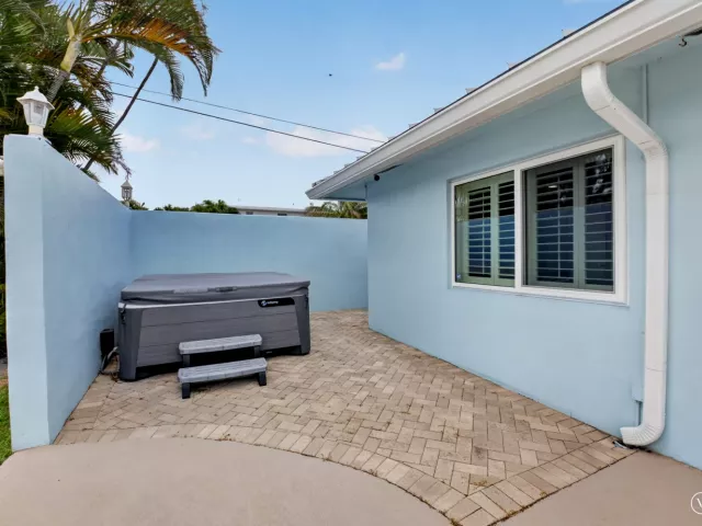 Продажа дома по адресу 5800 NE 7th Avenue - фото 9247506