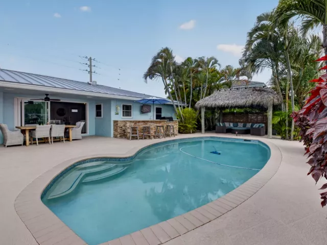 Продажа дома по адресу 5800 NE 7th Avenue - фото 9247512