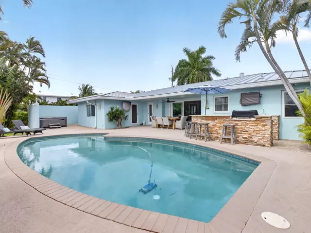 Продажа дома по адресу 5800 NE 7th Avenue - фото 9247516