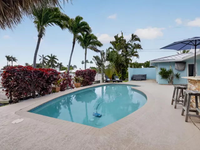 Продажа дома по адресу 5800 NE 7th Avenue - фото 9247522