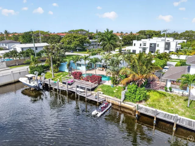 Продажа дома по адресу 5800 NE 7th Avenue - фото 9247539
