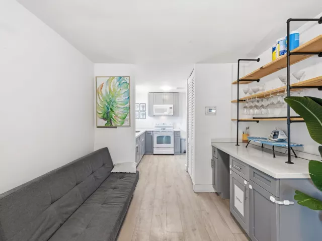 Продажа дома по адресу 7700 NE 1st Court - фото 9356535
