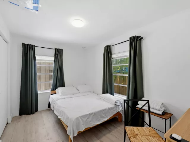 Продажа дома по адресу 7700 NE 1st Court - фото 9356538