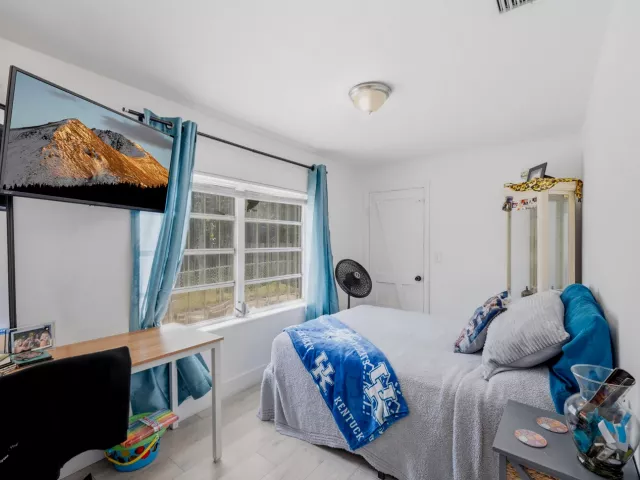 Продажа дома по адресу 7700 NE 1st Court - фото 9356539