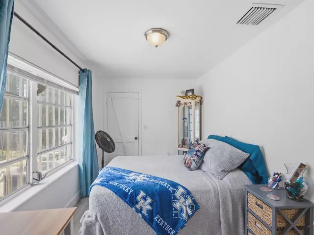Продажа дома по адресу 7700 NE 1st Court - фото 9356540